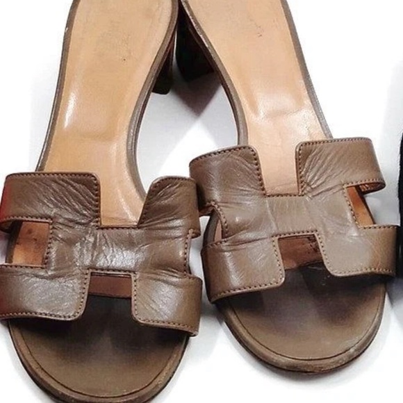 Chic Tan Leather Hermès Oran Women's Heels - Picture 7 of 7